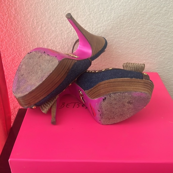 Betsey Johnson Sandal Metal Bow Heels with studs size 6 1/2 M - Picture 6 of 7